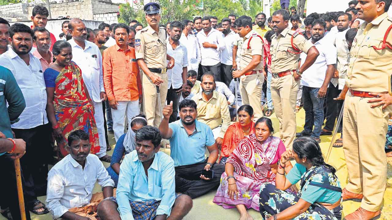 ముస్లిం కుటుంబంపై కాంగ్రెస్‌ కౌన్సిలర్‌ దాడి