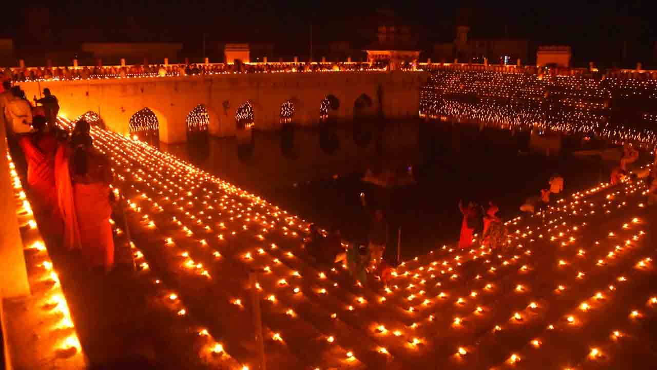 Dharmapuri-Karthika Shobha | కోనేరులో పంచసహస్ర దీపాలంకరణ.. దేదీప్యమానంగా ధర్మపురి క్షేత్రం..!