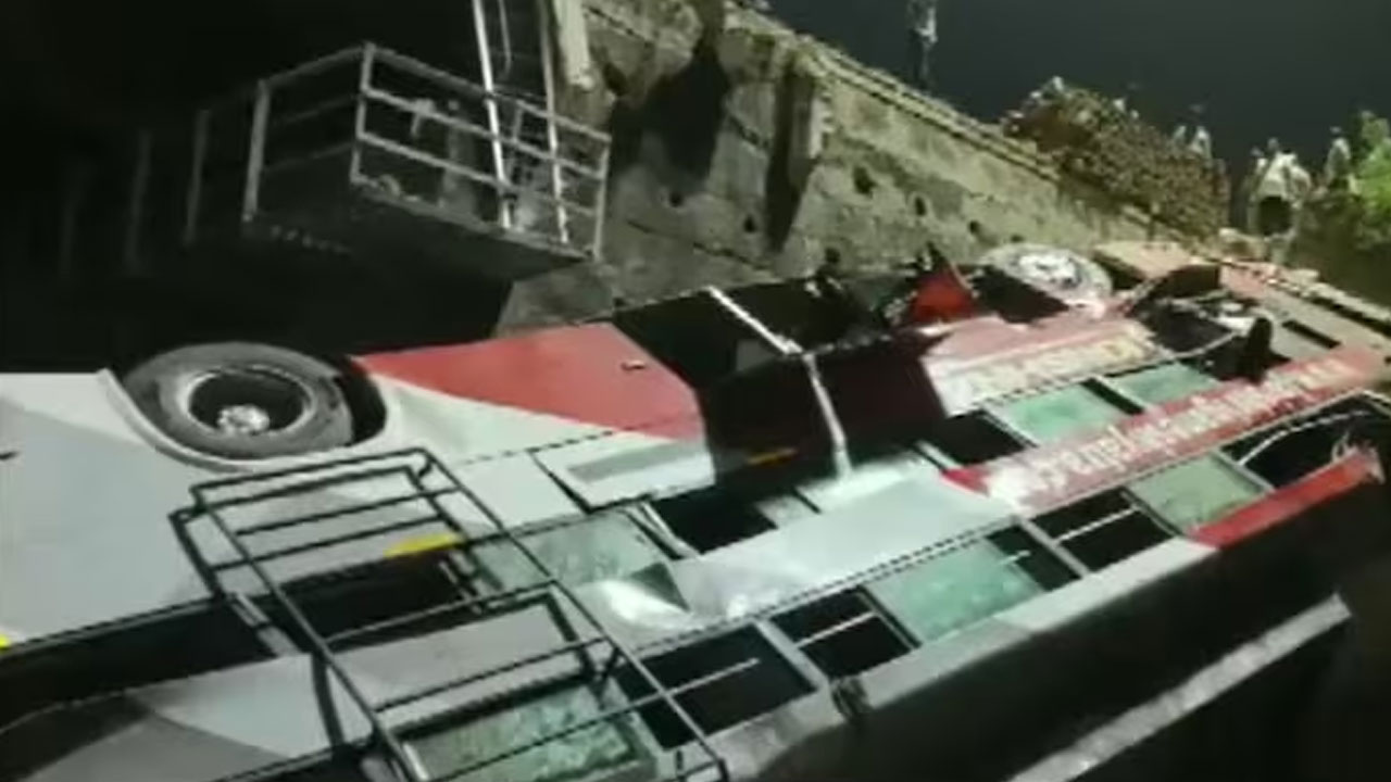 Accident | బ్రిడ్జిపైనుంచి రైల్వే ట్రాక్‌పై పడిన బస్సు.. నలుగురు దుర్మరణం