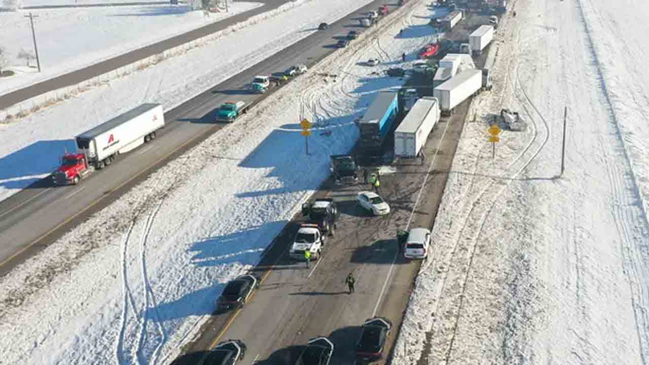 Dense Fog | ఘోర రోడ్డు ప్రమాదం.. పొగమంచు కారణంగా ఢీకొన్న 30 వాహనాలు