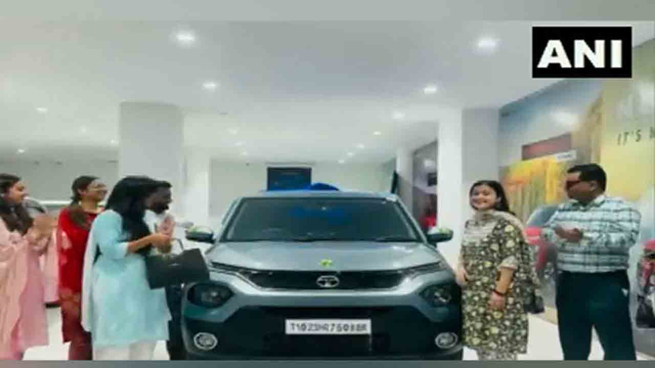 Diwali Gift | ఉద్యోగులకు అదిరిపోయే దివాళి గిఫ్ట్‌.. కార్లను బహుమతిగా ఇచ్చిన ఫార్మా సంస్థ యజమాని