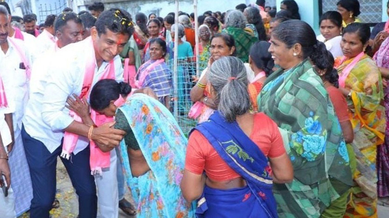 వాళ్లు ఎన్నికల టూరిస్టులు