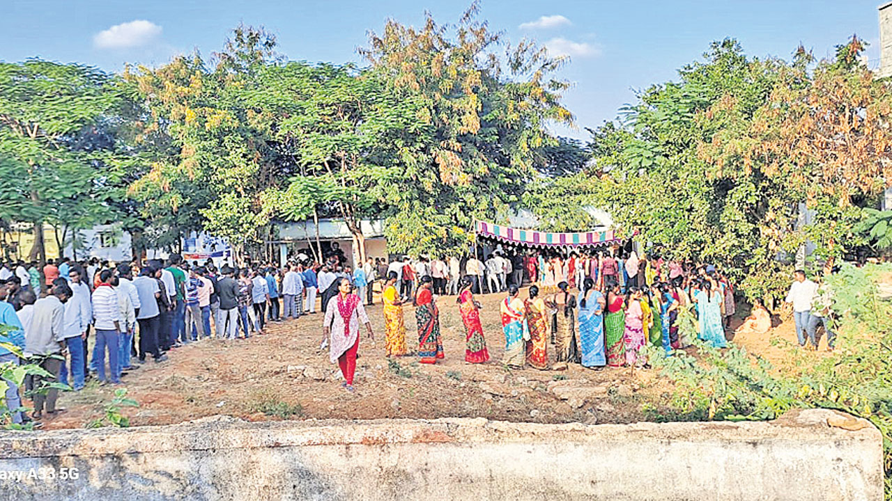 ఉదయం మందకొడిగా.. సాయంత్రం బారులు