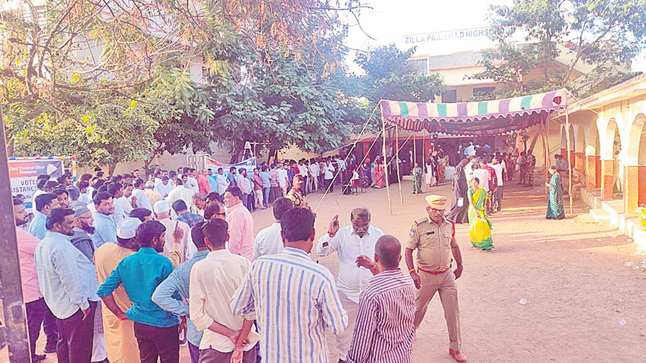 క్యూకట్టి..ఓటు వేసి