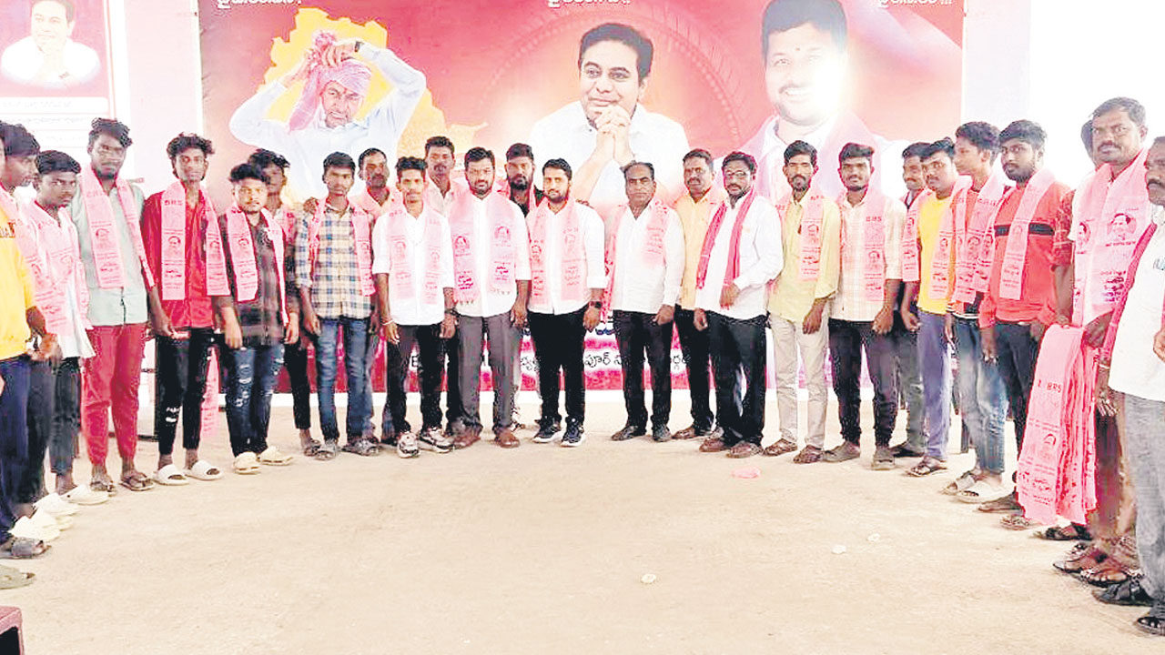 ఇంటింటికీ వెళ్లి..ఓటు అభ్యర్ధించి..