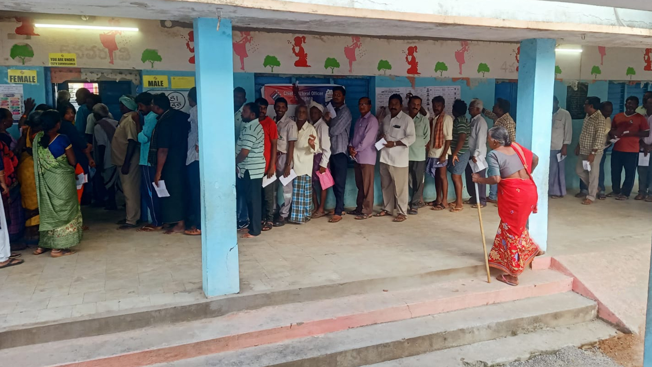 TS Assembly Elections | తెలంగాణలో మొదలైన ఓట్ల పండగ..! పోలింగ్‌ కేంద్రాల్లో బారులు తీరిన ఓటర్లు