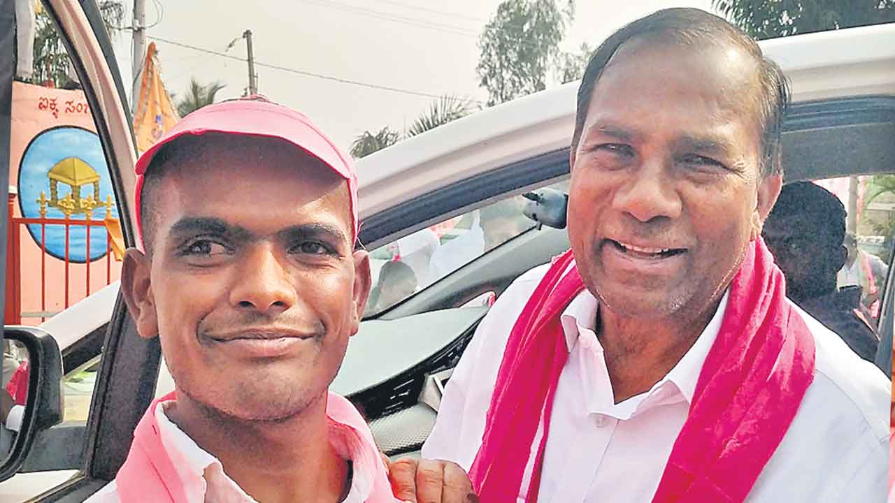 బీఆర్‌ఎస్‌కు మద్దతుగా కర్ణాటక వాసి ప్రచారం