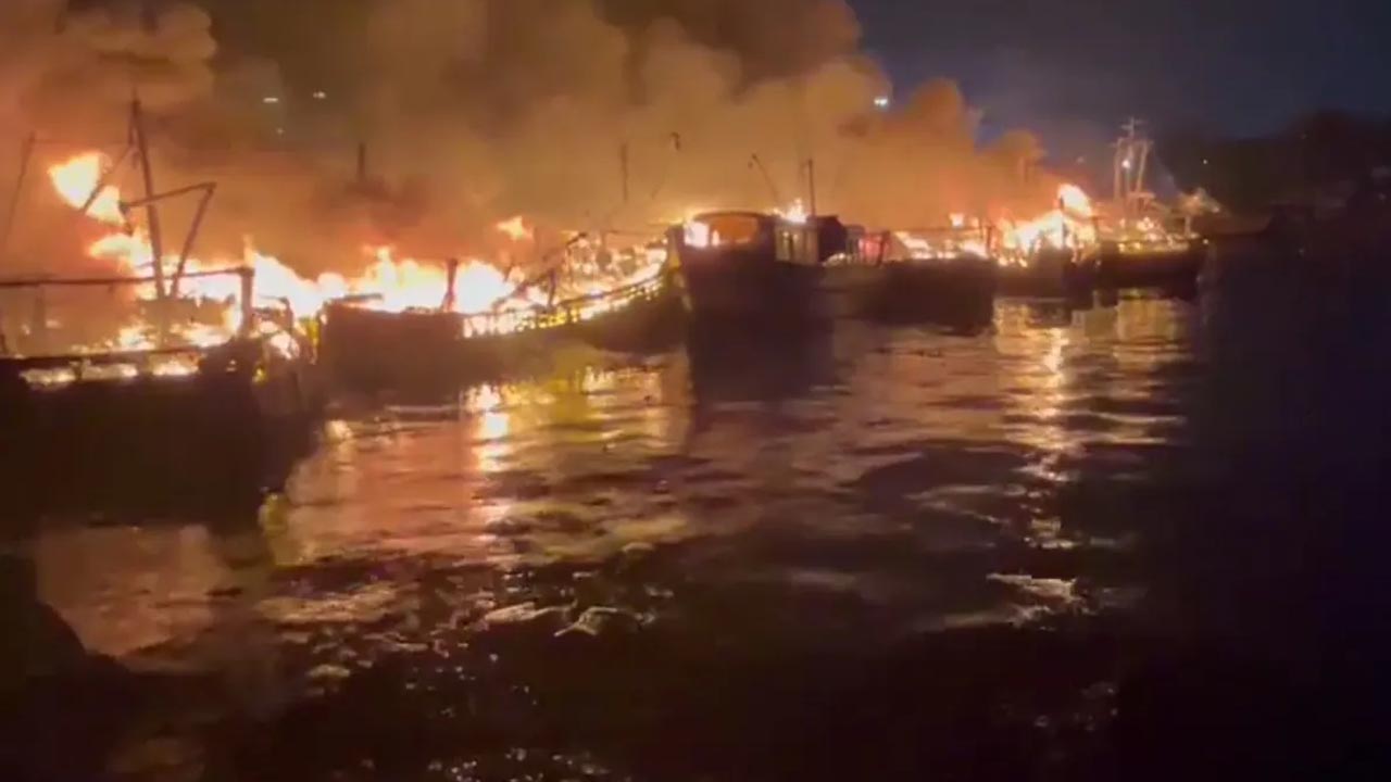 Fire Accident | విశాఖపట్నం ఫిష్‌ హార్బర్‌లో ఘోర అగ్నిప్రమాదం.. కాలిబూడిదైన 40 పడవలు..!