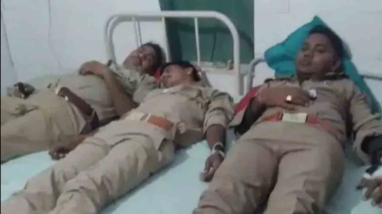 Men Shoot Policemen | పోలీస్‌ను కొట్టి అరెస్టైన వ్యక్తులు.. గన్స్‌ లాక్కొని ముగ్గురు పోలీసులపై   కాల్పులు