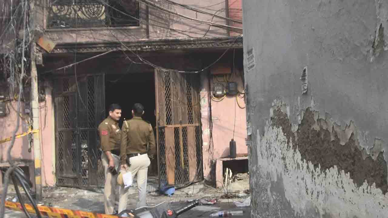 Fire accident | నాలుగంతస్తుల భవనంలో అగ్నిప్రమాదం.. రెండో ఫ్లోర్‌ నుంచి కొడుకును విసిరేసిన తండ్రి..!