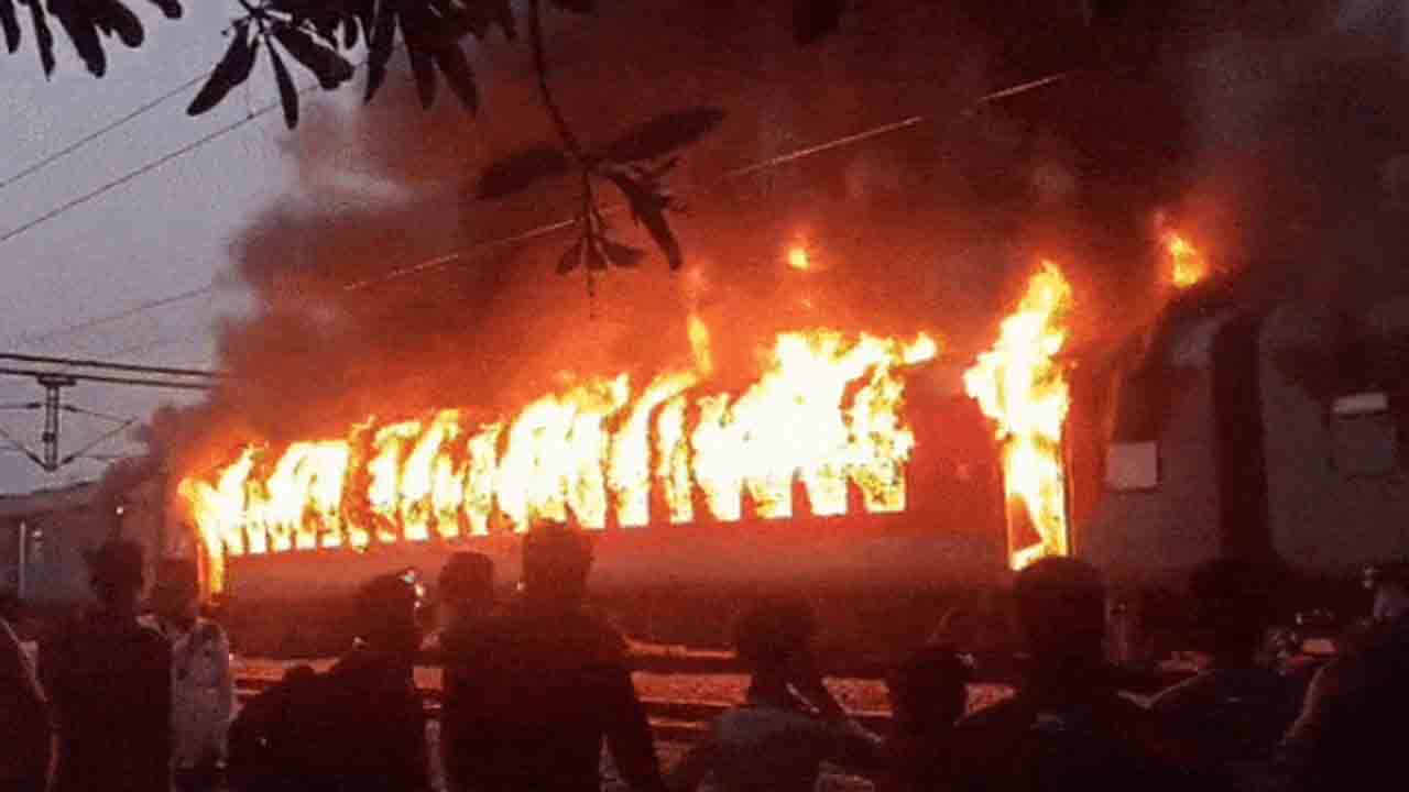 Train on Fire | న్యూఢిల్లీ-దర్భంగా సూపర్‌ఫాస్ట్ ఎక్స్‌ప్రెస్‌లో మంటలు.. రైలు నుంచి దూకిన ప్రయాణికులు