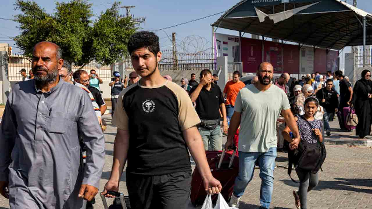 Israel-Gaza War | గాజాను వీడి ఈజిప్ట్‌లోకి వందలాది విదేశీయులు
