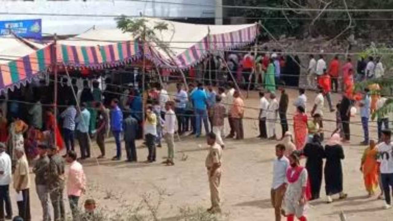 Telangana Assembly Election 2023:  కామారెడ్డిలో మొరాయించిన ఈవీఎంలు.. 45 నిమిషాల పాటు నిలిచిన పోలింగ్