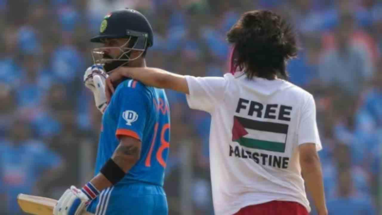 World Cup final | పిచ్‌లోకి దూసుకెళ్లిన ‘ఫ్రీ పాలస్తీనా’ టీ షర్ట్ ధరించిన వ్యక్తి.. కోహ్లీని హగ్‌ చేసుకునేందుకు   యత్నం