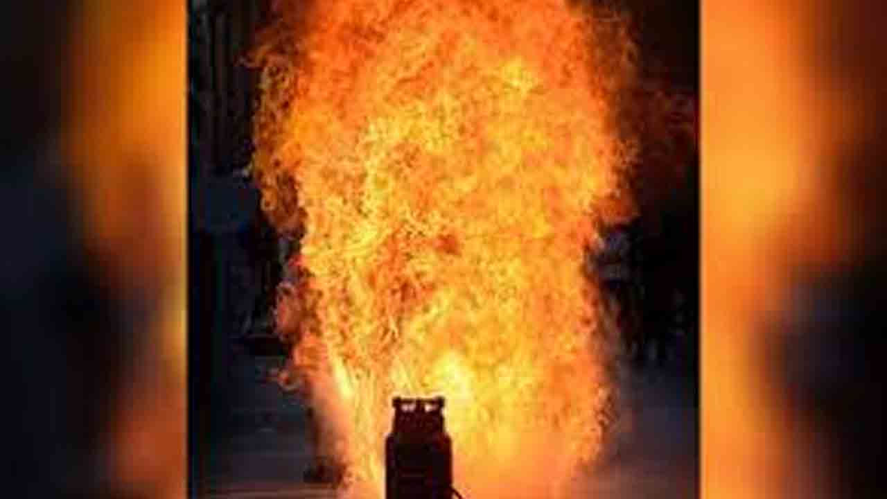 Gas Leak | గ్యాస్‌ సిలిండర్‌ లీక్‌.. ఒకే కుటుంబానికి చెందిన నలుగురికి తీవ్రగాయాలు