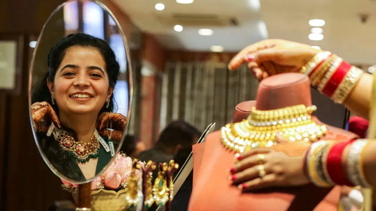 Dhanteras 2023 | ధన్‌తేరస్‌ వేళ రిటైల్‌ మార్కెట్‌లో అమ్మకాల జోష్‌..! దక్షిణ భారతంలో భారీగా బంగారం కొనుగోళ్లు..!