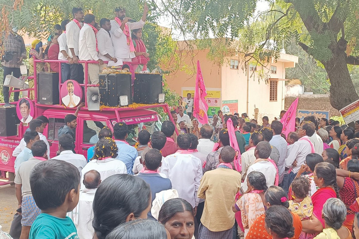 గజ్వేల్‌ సొంత ఊరు అంటున్న ఈటలకు బుద్ధి చెప్పాలి