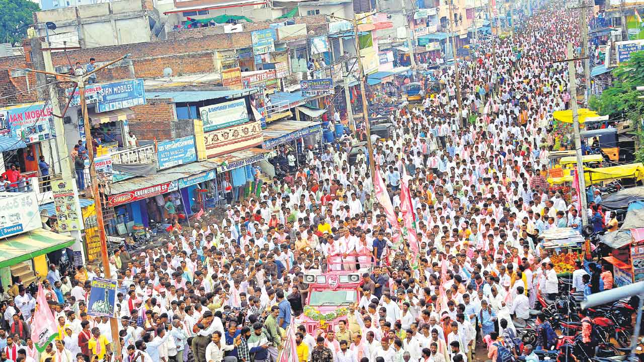 ఖర్గే ఊరిలో నీళ్లకే దిక్కులేదు