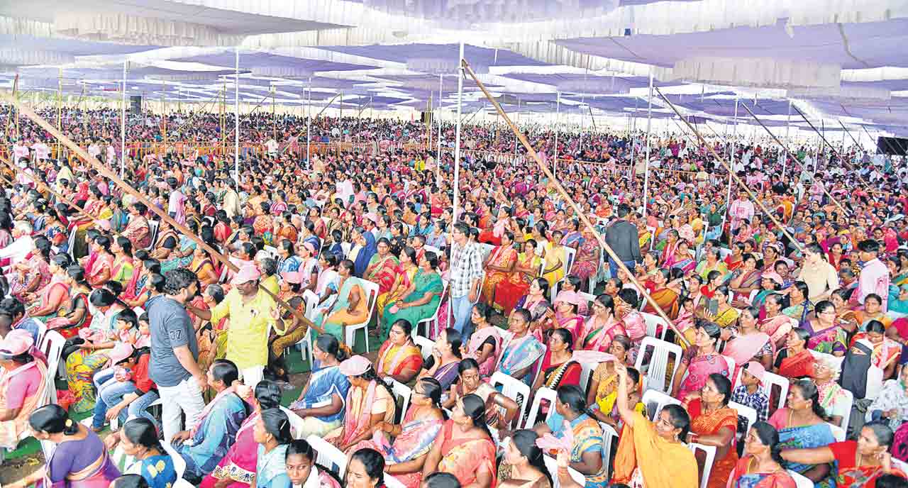 హాత్‌ కో హాత్‌ దో.. కార్‌ కో వోట్‌ దో!