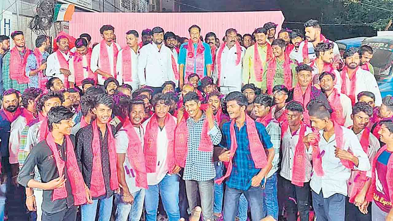 అంతా గులాబీమయం