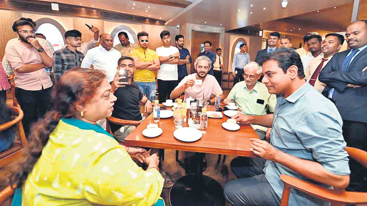 నిలోఫర్‌ కేఫ్‌లో మంత్రి కేటీఆర్‌ సందడి