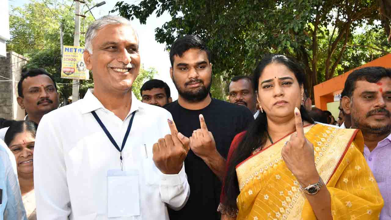 TS Assembly Elections | సతీసమేతంగా సిద్దిపేటలో ఓటేసిన మంత్రి హరీశ్‌రావు