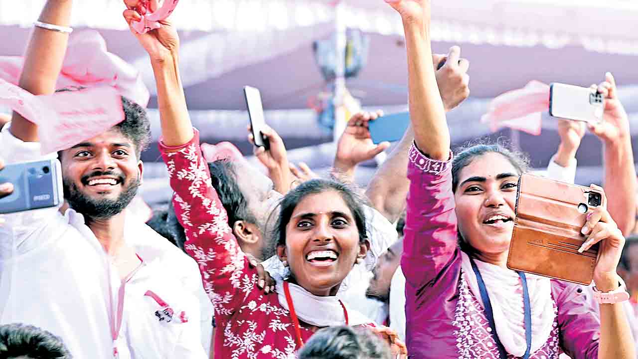 నాట్యమాడిన నర్సంపేట