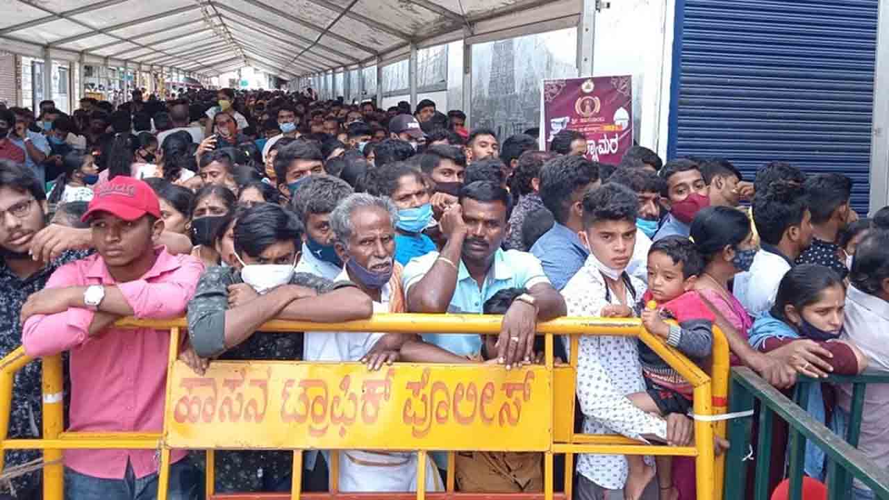 Hasanamba Temple | హసనాంబ ఆలయంలో తొక్కిసలాట.. విద్యుత్‌ తీగలు తెగి 20 మంది భక్తులకు కరెంట్‌ షాక్‌