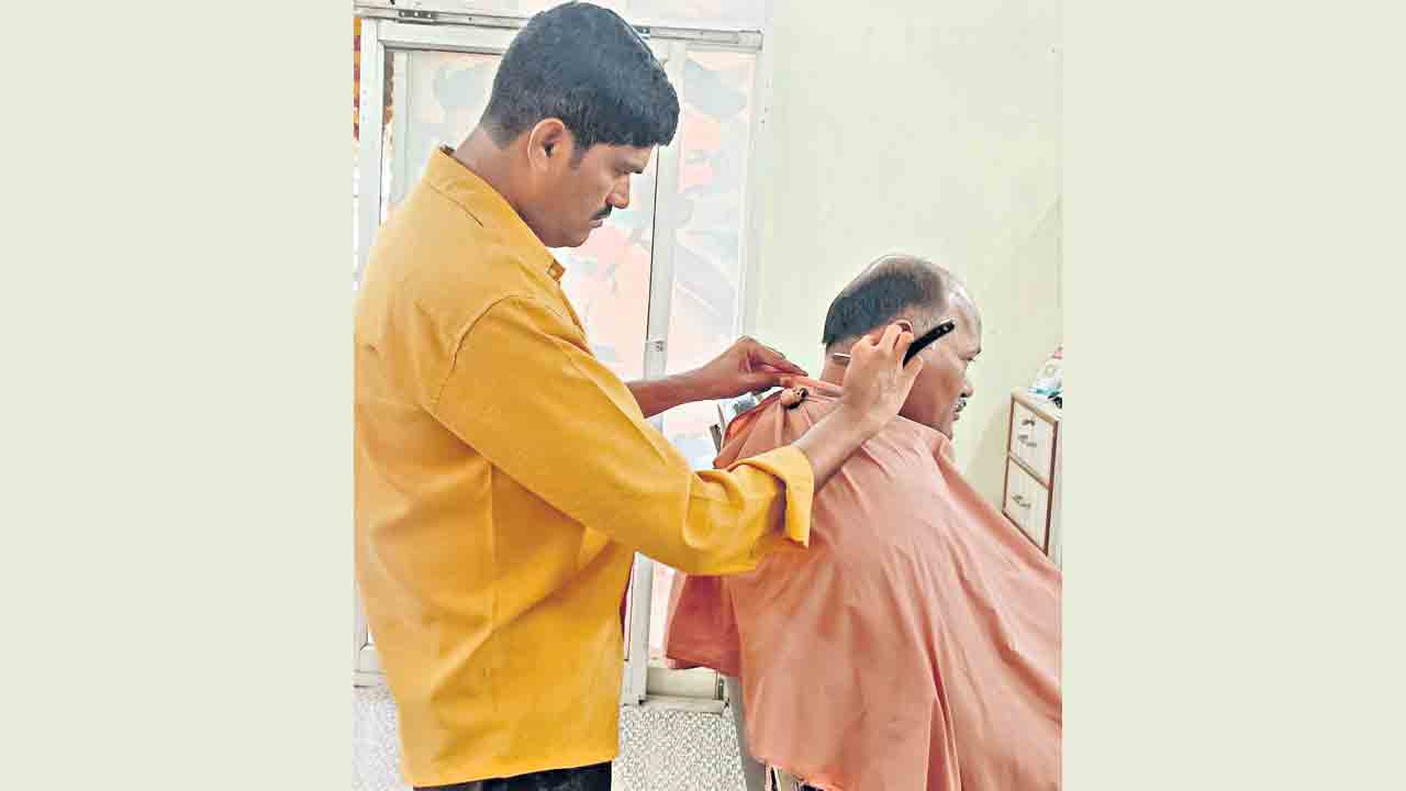 Harish Rao |వృద్ధులకు ఫ్రీ కటింగ్‌, షేవింగ్‌.. హరీశ్‌రావు భారీ మెజారిటీతో గెలవాలని ఉచిత సేవ