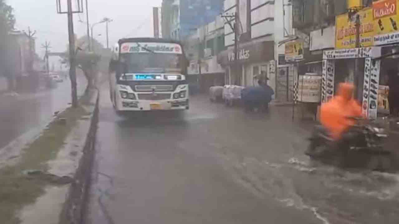Heavy Rains | భారీ వర్షాలకు తమిళనాడు అతలాకుతలం.. 9 జిల్లాలకు ఐఎండీ అలర్ట్‌