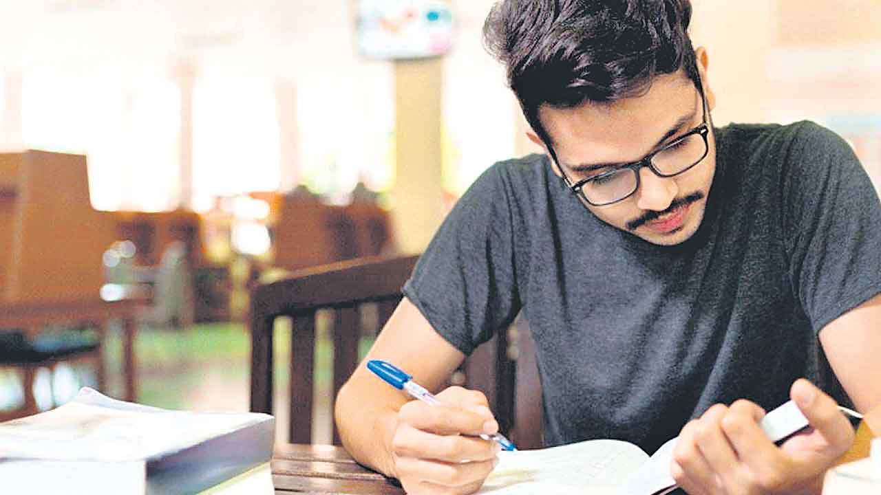 ఐఐటీల్లో ప్రవేశాలకు కాస్త శ్రమించాల్సిందే