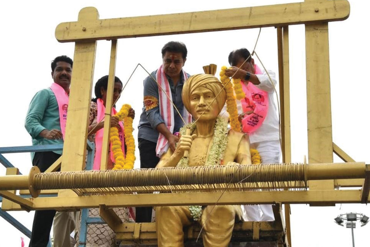 మహనీయులను స్మరించుకొని.. నామినేషన్‌ దాఖలు చేసి..