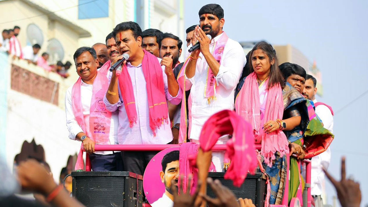 ఆదుకునే బీఆర్‌ఎస్సా..దరిద్రపు కాంగ్రెస్‌స్సా