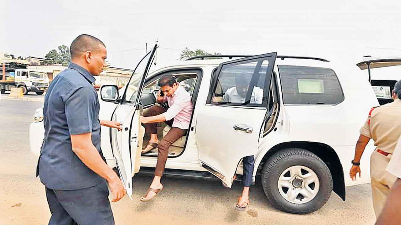 Minister KTR | మంత్రి కేటీఆర్‌ వాహనం తనిఖీ