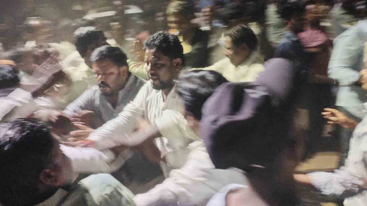 Kodangal | కొడంగల్‌లో కాంగ్రెస్‌ గూండాగిరీ.. బీఆర్‌ఎస్‌ శ్రేణులపై రాళ్లదాడి