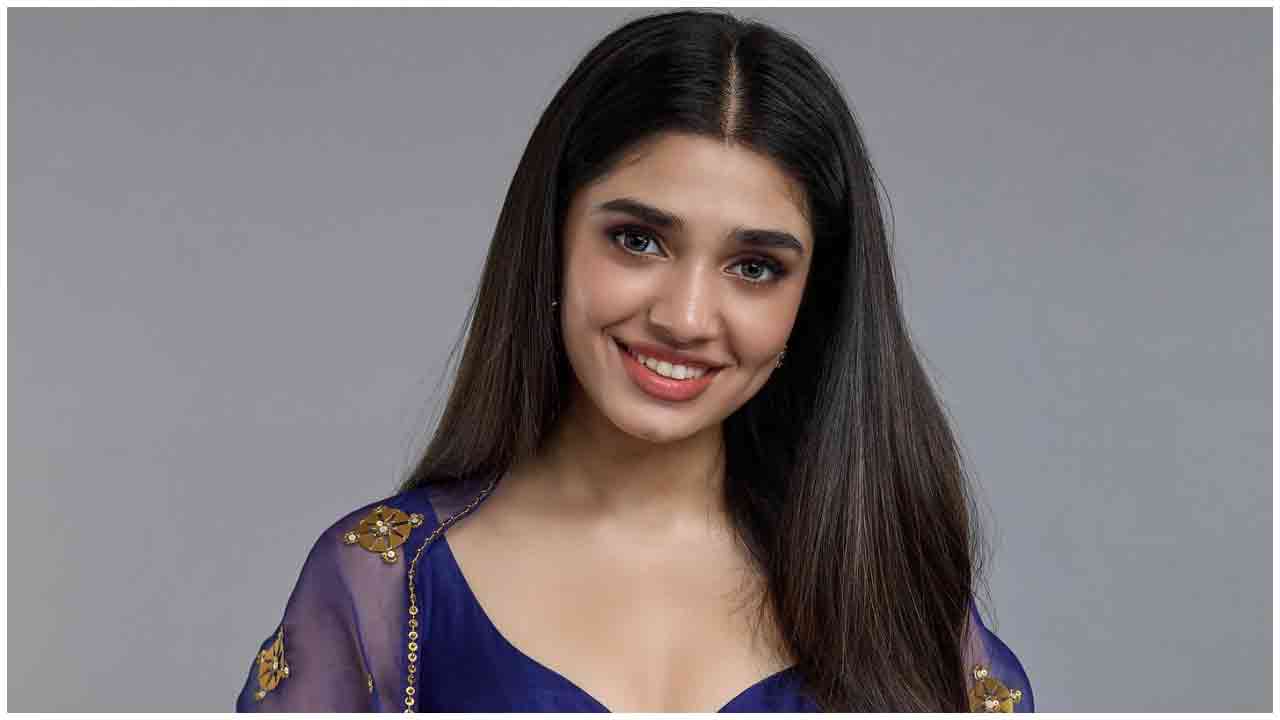 Krithi Shetty | చిరునవ్వుతో మంత్రముగ్ధులను చేస్తున్న కృతి శెట్టి..