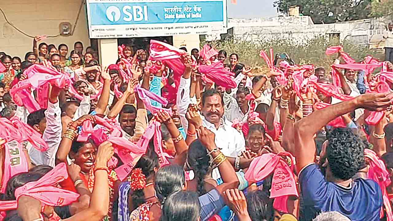 పనిచేసే వారికి పట్టంకట్టాలి