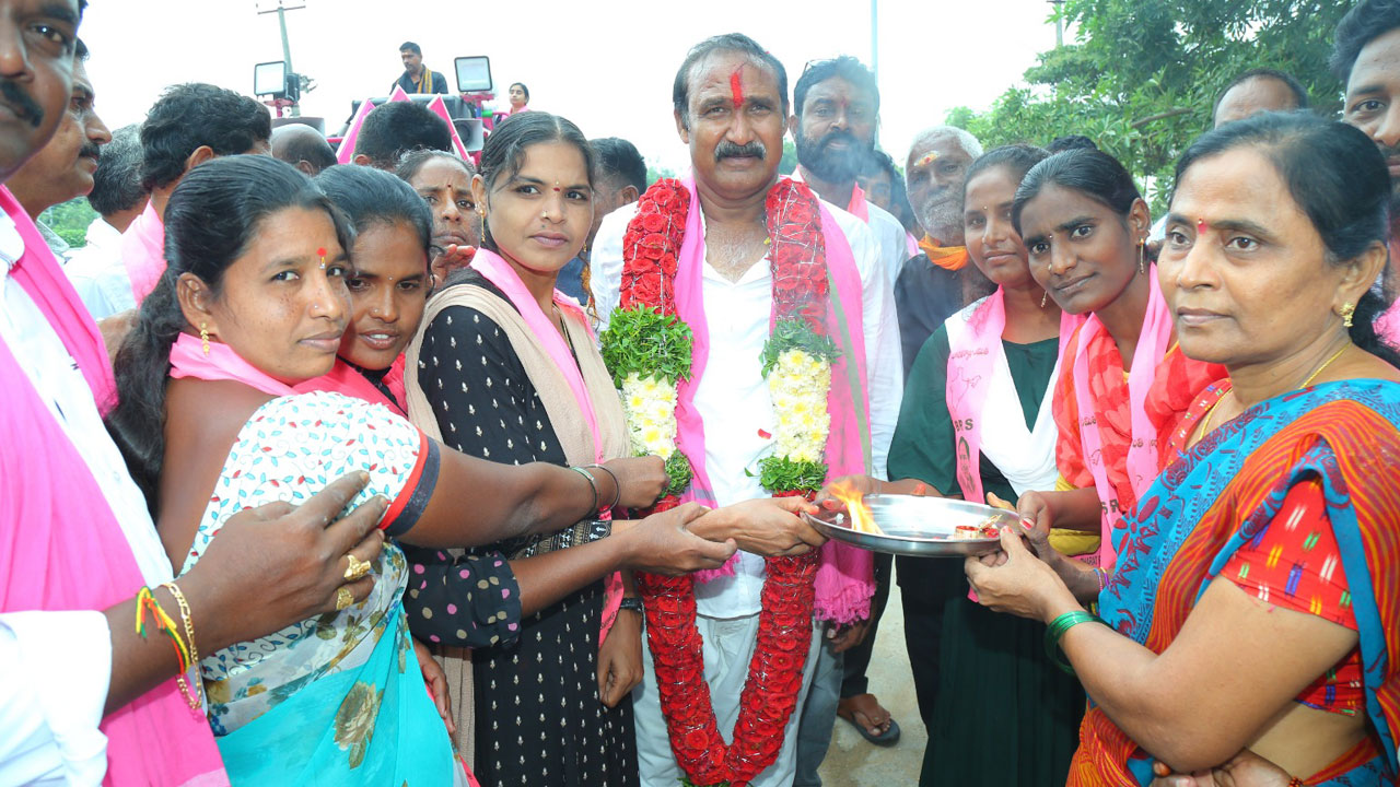 నిరుపేదలకు అండ గులాబీ జెండా