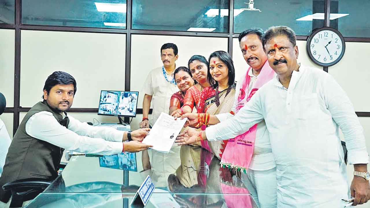 ఒక్కరోజే 76 మంది.. నామినేషన్లు