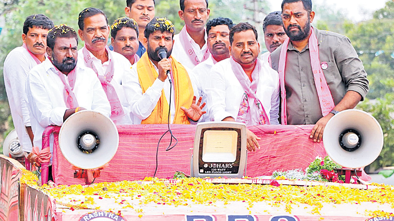 అభివృద్ధికి పట్టం కట్టండి