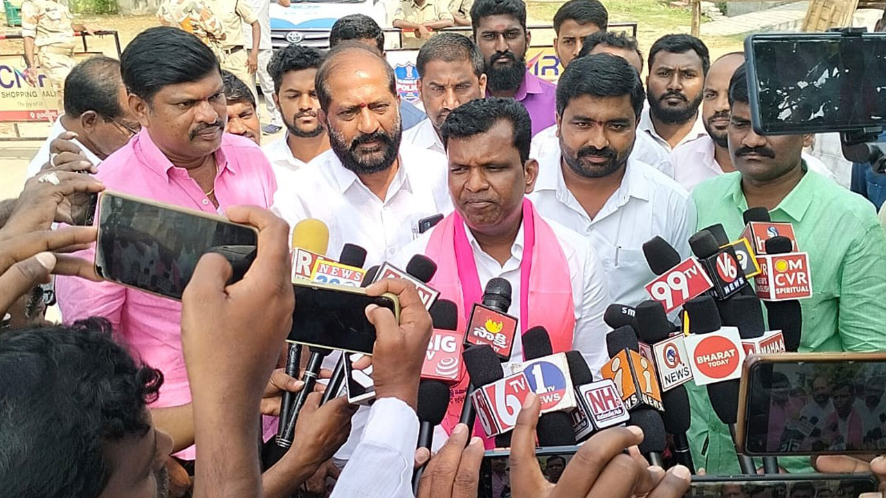 తుంగతుర్తిలో ఎగిరేది గులాబీ జెండానే