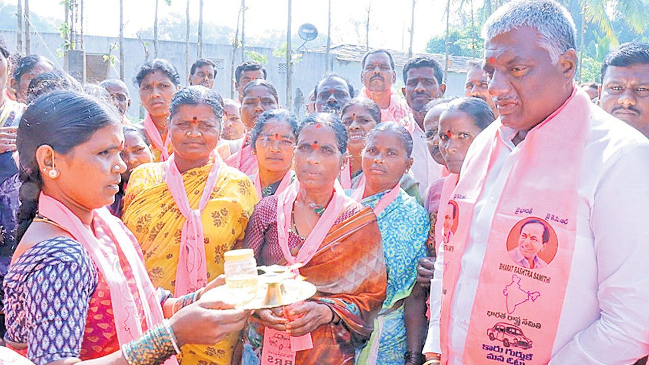 కాంగ్రెస్‌వి డూప్లికేట్‌ గ్యారంటీలు
