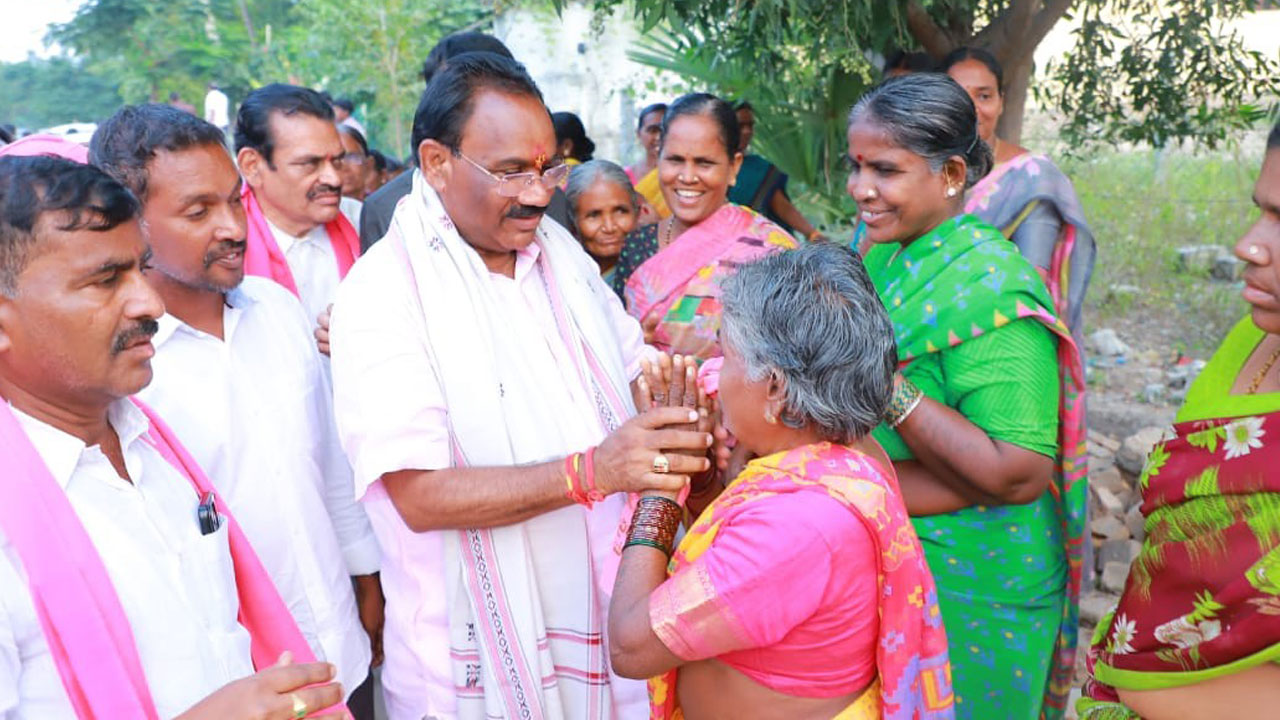 రాజకీయ రంగులు మార్చే వారికి ఓటు అడిగే హకు లేదు