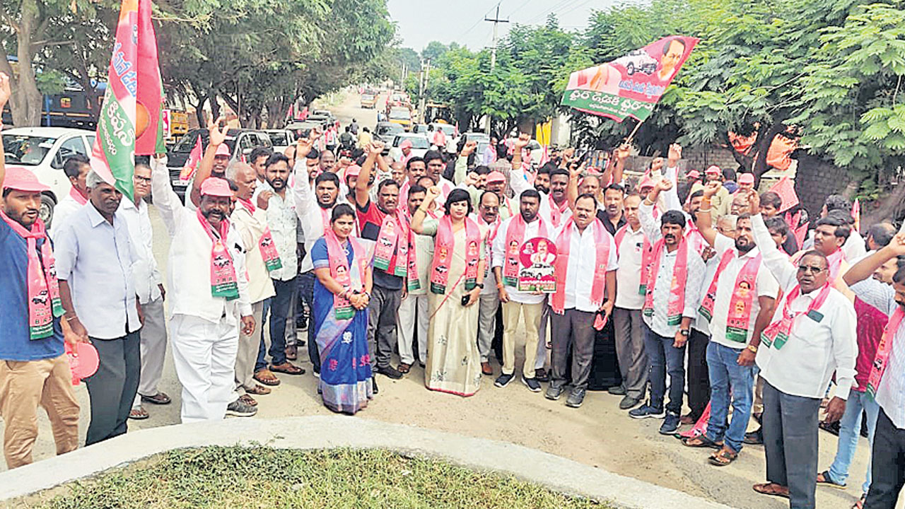 నామినేషన్‌కు కదలిన గులాబీ దండు