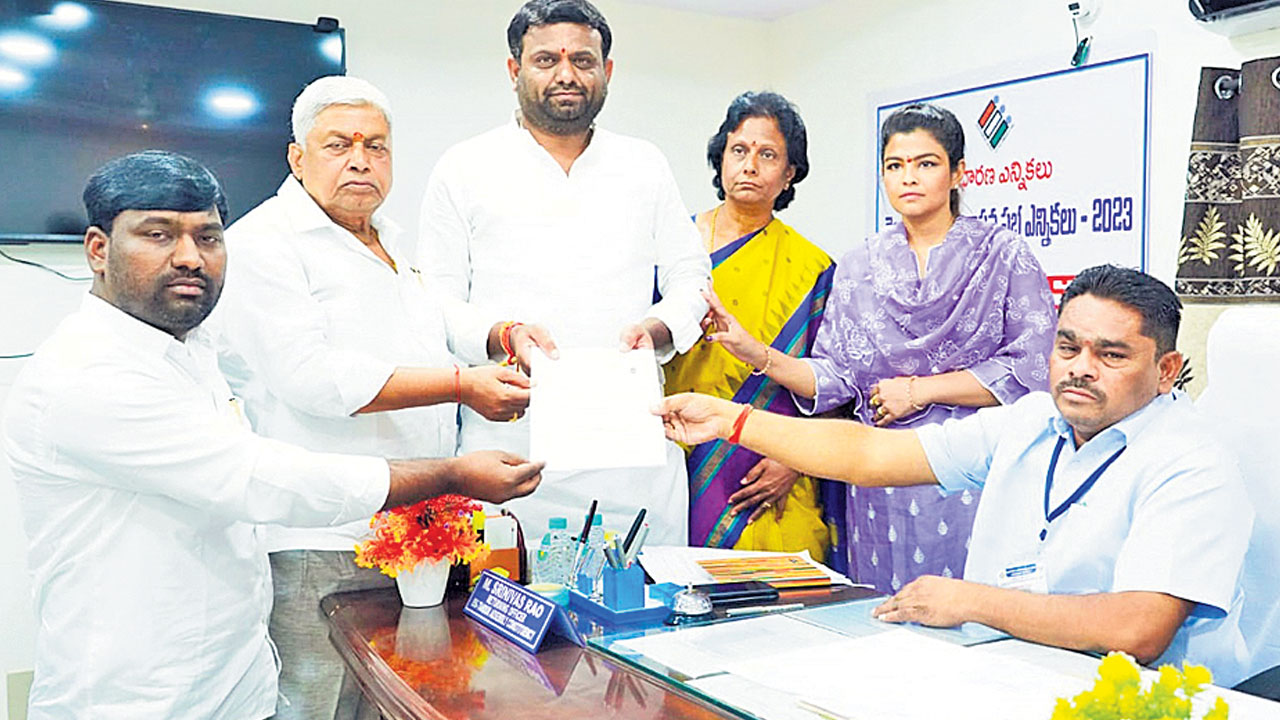 కోనసాగుతున్న నామినేషన్ల పర్వం