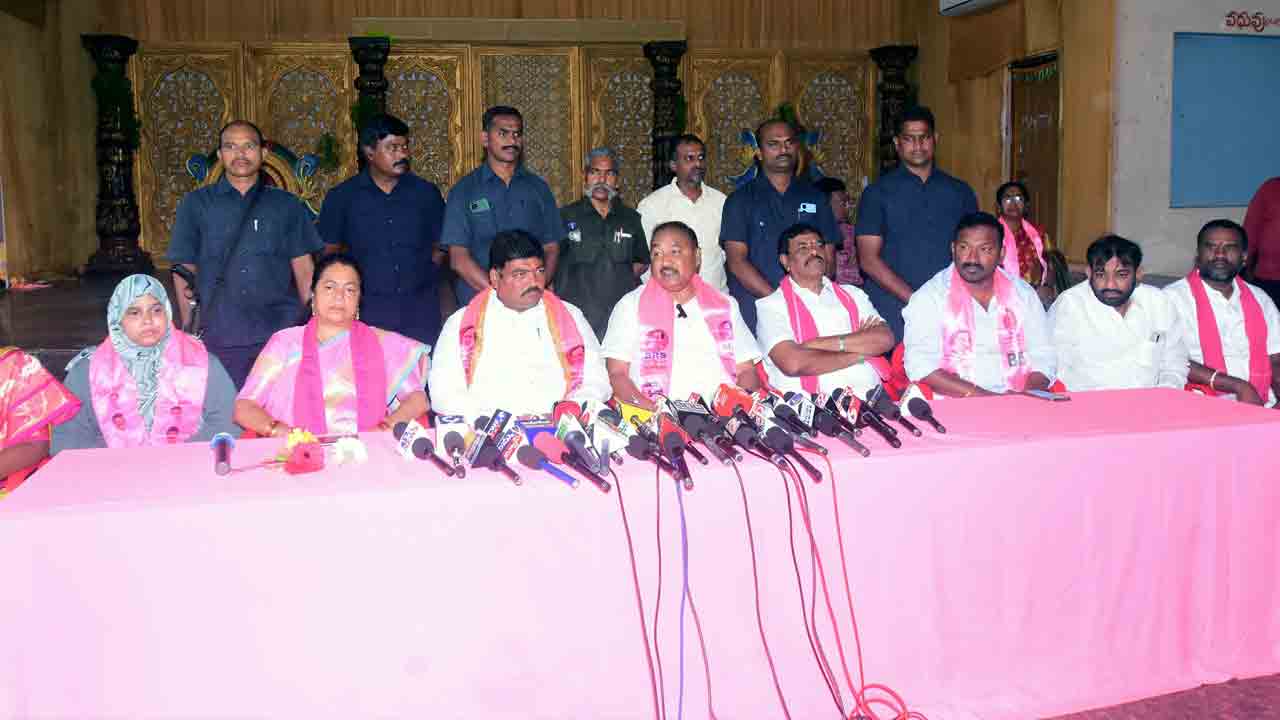 తూర్పున గులాబీ జెండా ఎగురేస్తాం