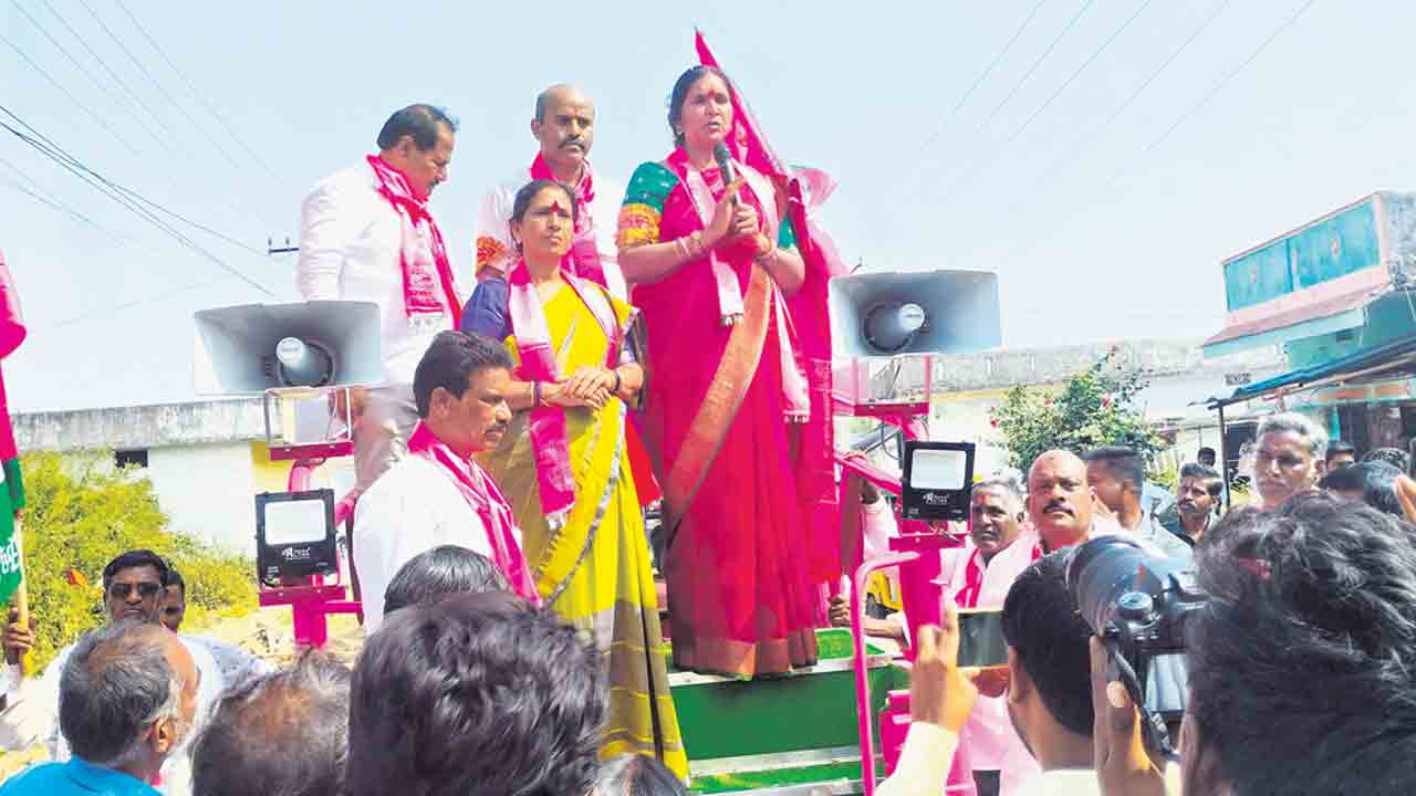 మీ ఆడబిడ్డను.. ఆశీర్వదించండి