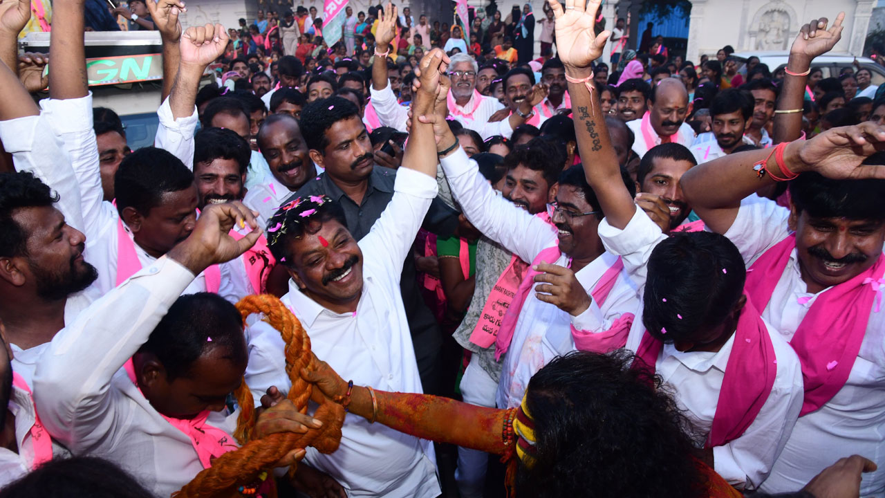 కాంగ్రెస్‌ హామీలు నీటిమీది బుడగలే..