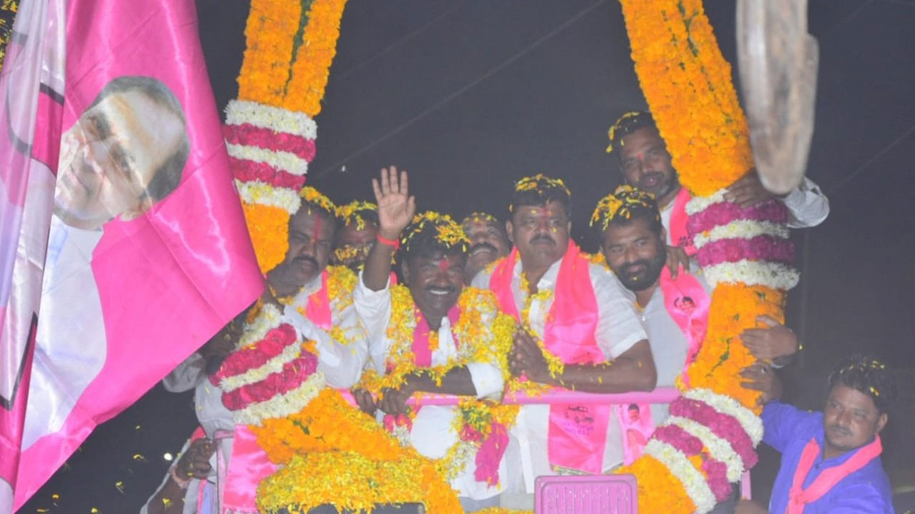 ఏం చేయనోడే ఎగిరెగిరి పడుతుండు