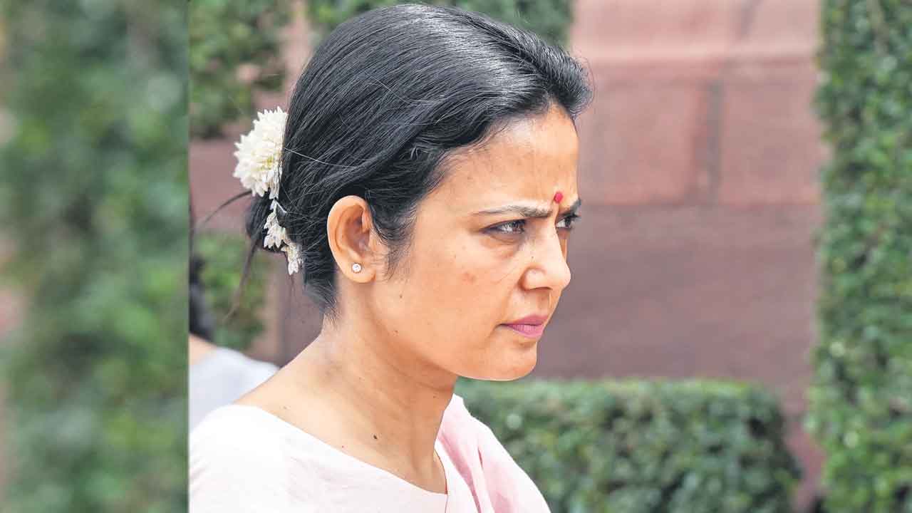 Mahua Moitra | మహువాపై వేటు.. లోక్‌సభ నుంచి బహిష్కరించాలని నైతిక విలువల కమిటీ సిఫారసు
